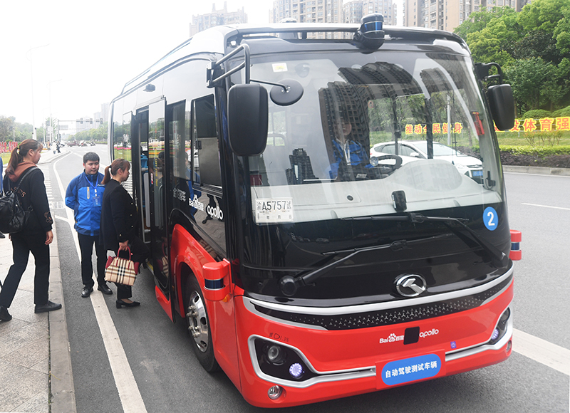 自动驾驶公交车在重庆永川投入运营